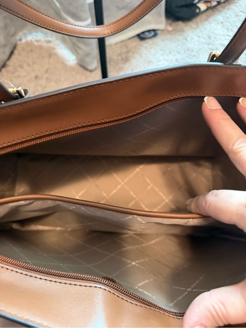 NWT Michael Kors Voyager Signature Logo Tote - Picture 5 of 7